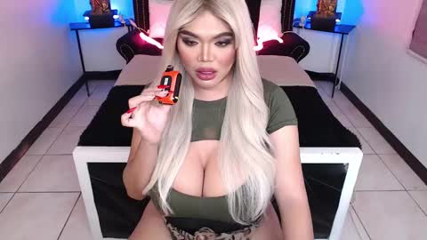 Snapshot of 10incheskinkynastytrans chatting on 9, 12, 2024 Sasha Banks online show from 9, 12, 2024