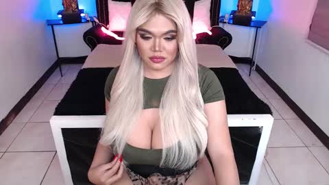 Snapshot of 10incheskinkynastytrans chatting on 10, 12, 2024 Sasha Banks online show from 10, 12, 2024