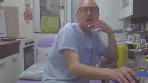 Snapshot of 1973man chatting on 18, 4, 2026 1973man online show from 18, 4, 2026