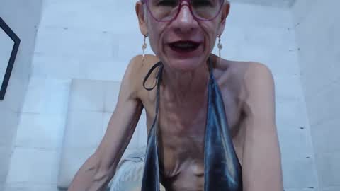 Snapshot of 1miss_monserrate chatting on 5, 1, 2025 Miss Monserrate online show from 5, 1, 2025