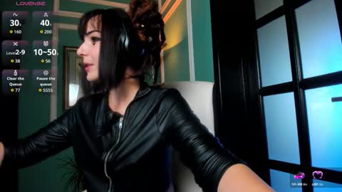 Snapshot of 1munique chatting on 11, 10, 2025 Moona online show from 11, 10, 2025