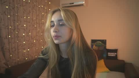 Snapshot of 2girls_1dream chatting on 18, 12, 2024 Elley  online show from 18, 12, 2024