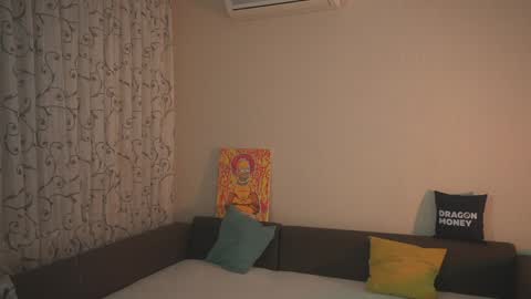 Snapshot of 2girls_1dream chatting on 19, 12, 2024 Elley  online show from 19, 12, 2024