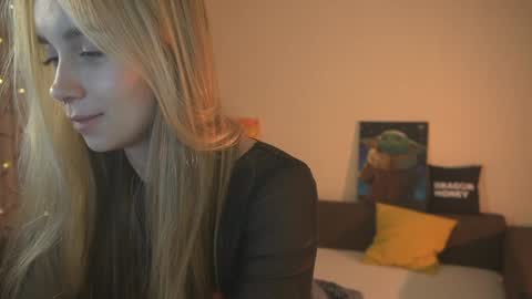 Snapshot of 2girls_1dream chatting on 24, 12, 2024 Elley  online show from 24, 12, 2024