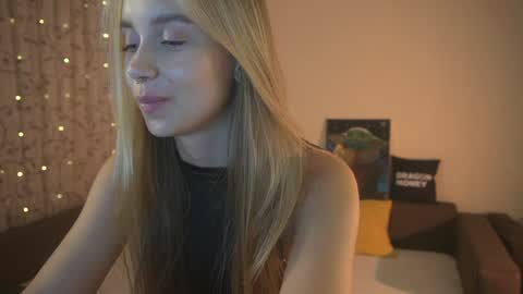 Snapshot of 2girls_1dream chatting on 26, 12, 2024 Elley  online show from 26, 12, 2024