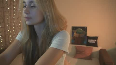 Snapshot of 2girls_1dream chatting on 28, 1, 2025 Elley  online show from 28, 1, 2025