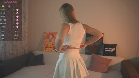 Snapshot of 2girls_1dream chatting on 7, 3, 2025 Elley  online show from 7, 3, 2025