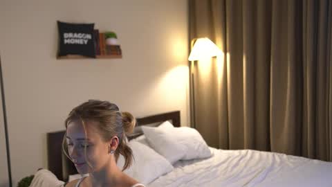 Snapshot of 2girls_1dream chatting on 17, 9, 2025 Elley  online show from 17, 9, 2025