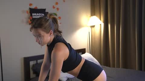 Snapshot of 2girls_1dream chatting on 8, 10, 2025 Elley  online show from 8, 10, 2025