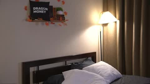 Snapshot of 2girls_1dream chatting on 24, 10, 2025 Elley  online show from 24, 10, 2025