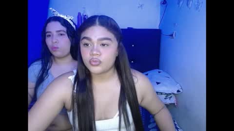 Snapshot of 2moons_full_of_love chatting on 8, 11, 2025 2moons_full_of_love online show from 8, 11, 2025