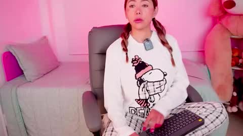 independent model online show from 4, 12, 2025