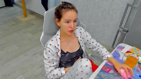 Snapshot of _arina_cox__ chatting on 11, 11, 2025 Arina online show from 11, 11, 2025