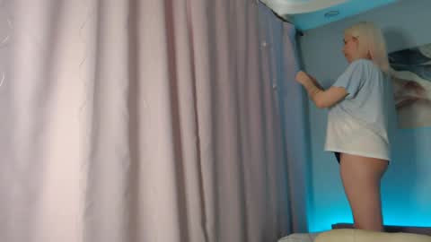 Snapshot of _blonde_barbie_ chatting on 17, 12, 2024 Elizabeth online show from 17, 12, 2024