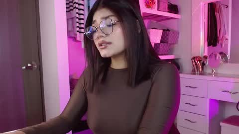 Snapshot of _camilaaa__ chatting on 14, 9, 2025   online show from 14, 9, 2025