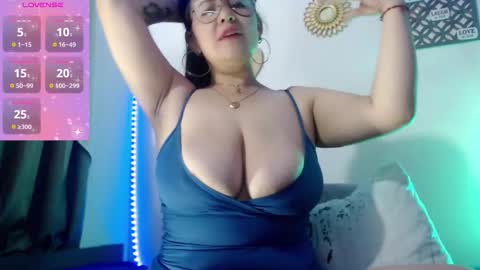 Snapshot of _donniia_ chatting on 22, 10, 2025 Dannia online show from 22, 10, 2025