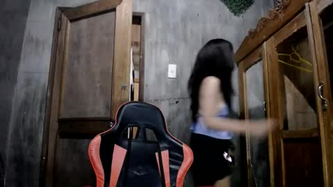Snapshot of _ellevivien chatting on 3, 8, 2026 Elle online show from 3, 8, 2026