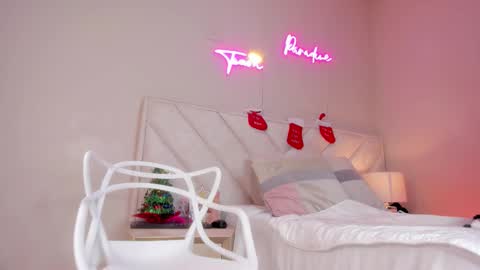 Snapshot of _emily__cb chatting on 14, 12, 2025 Hi Im Emily online show from 14, 12, 2025