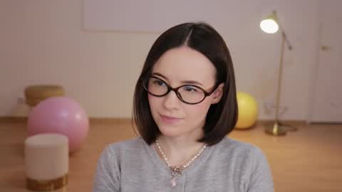 Essie  online show from 13, 10, 2025