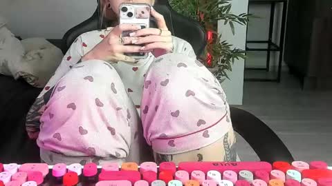 Snapshot of _feralberry__ chatting on 31, 5, 2026 Alis online show from 31, 5, 2026