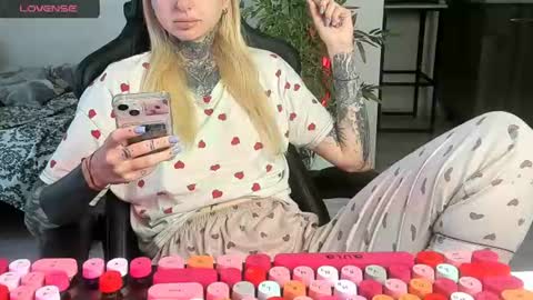 Snapshot of _feralberry__ chatting on 15, 6, 2026 Alis online show from 15, 6, 2026