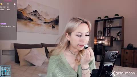 Snapshot of _golden_moon_ chatting on 25, 10, 2025 Rina online show from 25, 10, 2025