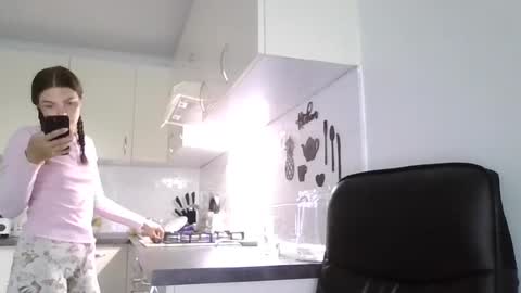 Snapshot of _hidden_frommymoom_ chatting on 28, 6, 2026 Criss4u online show from 28, 6, 2026