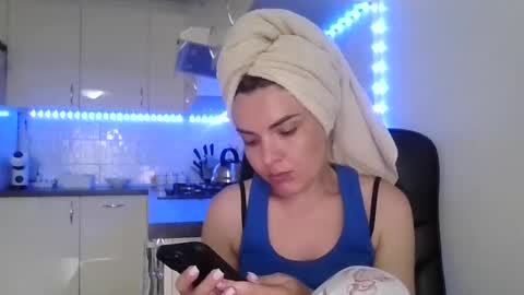 Snapshot of _hidden_frommymoom_ chatting on 2, 7, 2026 Criss4u online show from 2, 7, 2026