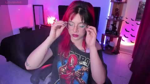 Snapshot of _lucyx__ chatting on 23, 4, 2026 Queen. Help me reach 100 thumbs up online show from 23, 4, 2026