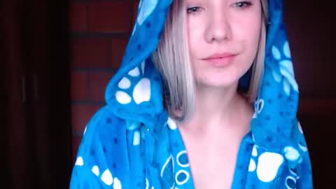 _lunablondie_ online show from 4, 2, 2025