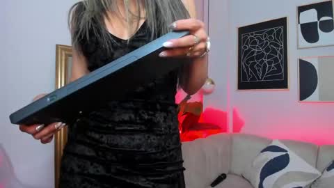 _nicoletteshea_ online show from 20, 5, 2026