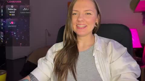 Snapshot of _private_person_ chatting on 10, 1, 2025 HADLY today day-off see u online 0112 online show from 10, 1, 2025