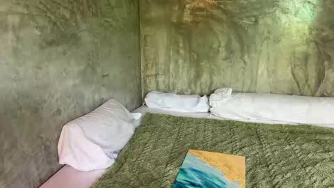 Snapshot of _private_person_ chatting on 19, 10, 2025 HADLY today day-off see u online 0112 online show from 19, 10, 2025