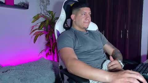 Snapshot of _robertobaggio chatting on 12, 11, 2025 Roberto online show from 12, 11, 2025