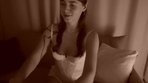 Snapshot of _sensualia_ chatting on 13, 11, 2025 Lia online show from 13, 11, 2025