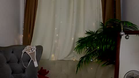 Snapshot of _violet_mills_ chatting on 12, 1, 2025 Violet online show from 12, 1, 2025