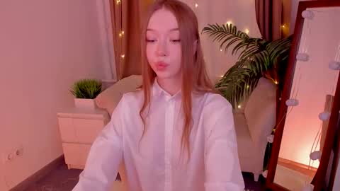 Snapshot of _violet_mills_ chatting on 19, 10, 2025 Violet online show from 19, 10, 2025