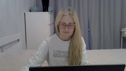 Snapshot of _xsharonx_ chatting on 2, 2, 2025 _xsharonx_ online show from 2, 2, 2025