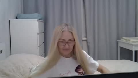 Snapshot of _xsharonx_ chatting on 7, 2, 2025 _xsharonx_ online show from 7, 2, 2025