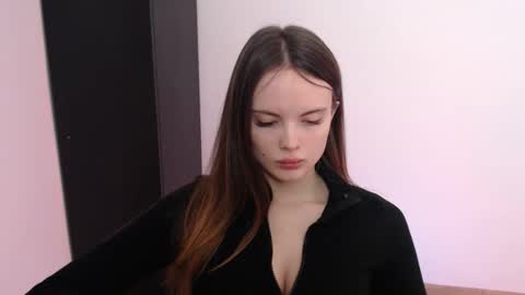 a_ariella_ online show from 7, 10, 2025