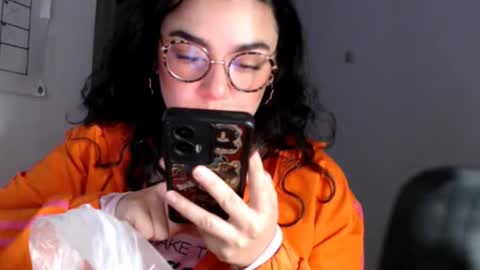 Snapshot of a_savage_woman_place chatting on 18, 12, 2025 Leona online show from 18, 12, 2025