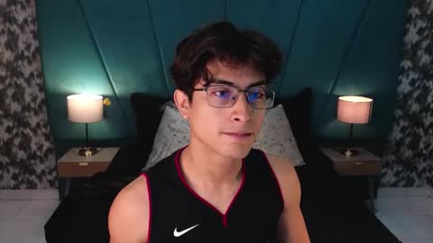 Snapshot of aaron_eze chatting on 5, 6, 2026 Aaron Ezequiel online show from 5, 6, 2026
