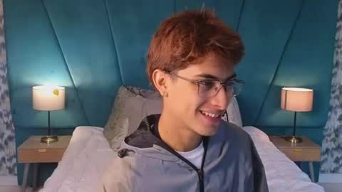 Snapshot of aaron_eze chatting on 13, 7, 2026 Aaron Ezequiel online show from 13, 7, 2026