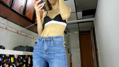 Snapshot of abbyhowlland chatting on 22, 12, 2024 sara online show from 22, 12, 2024