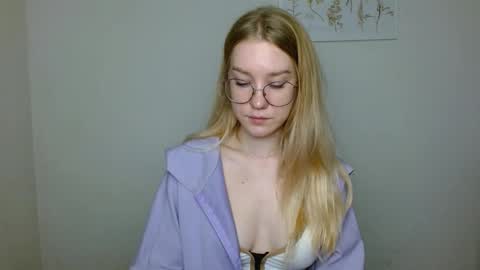 Abby Lovense is active online show from 3, 11, 2025