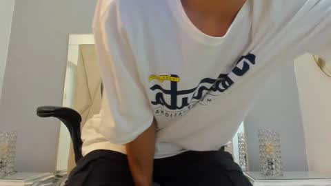 Snapshot of adams_bobby chatting on 5, 11, 2025 Adams Bobby online show from 5, 11, 2025