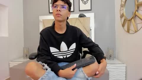 Snapshot of adams_bobby chatting on 4, 12, 2025 Adams Bobby online show from 4, 12, 2025