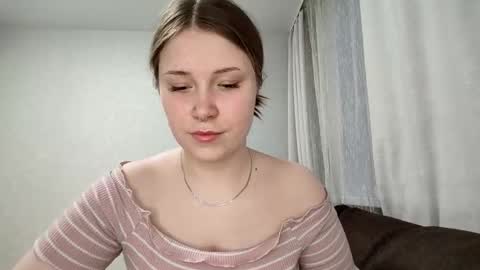 Snapshot of adele_veli chatting on 5, 1, 2025 adele_veli online show from 5, 1, 2025