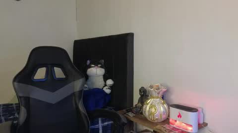 Snapshot of ades_lowe chatting on 30, 4, 2026 Ades online show from 30, 4, 2026