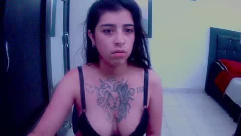 Snapshot of adri_gomez1 chatting on 13, 10, 2025 online show from 13, 10, 2025